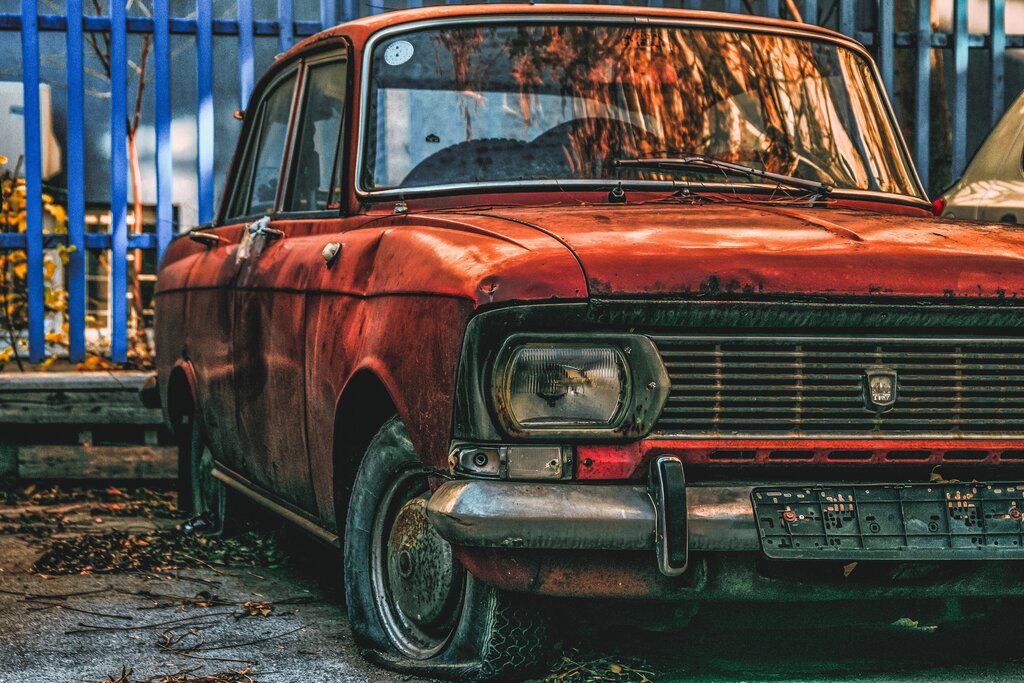 Uncovered car parked outside with rust: how to protect your car from rust